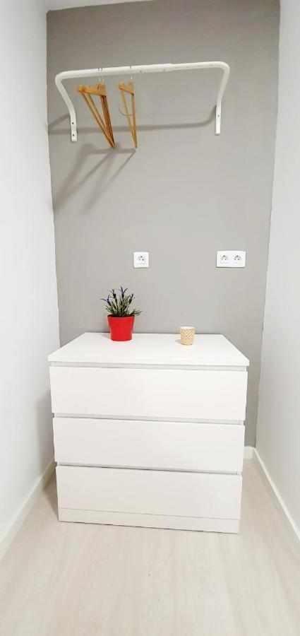 Hostal Urban Basic L'Hospitalet de Llobregat Esterno foto