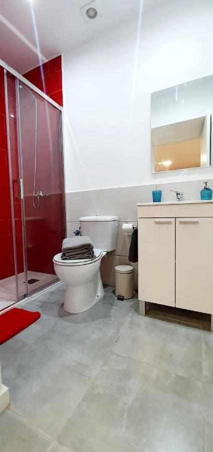 Hostal Urban Basic L'Hospitalet de Llobregat Esterno foto