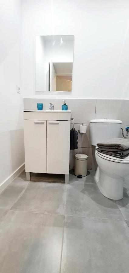 Hostal Urban Basic L'Hospitalet de Llobregat Esterno foto