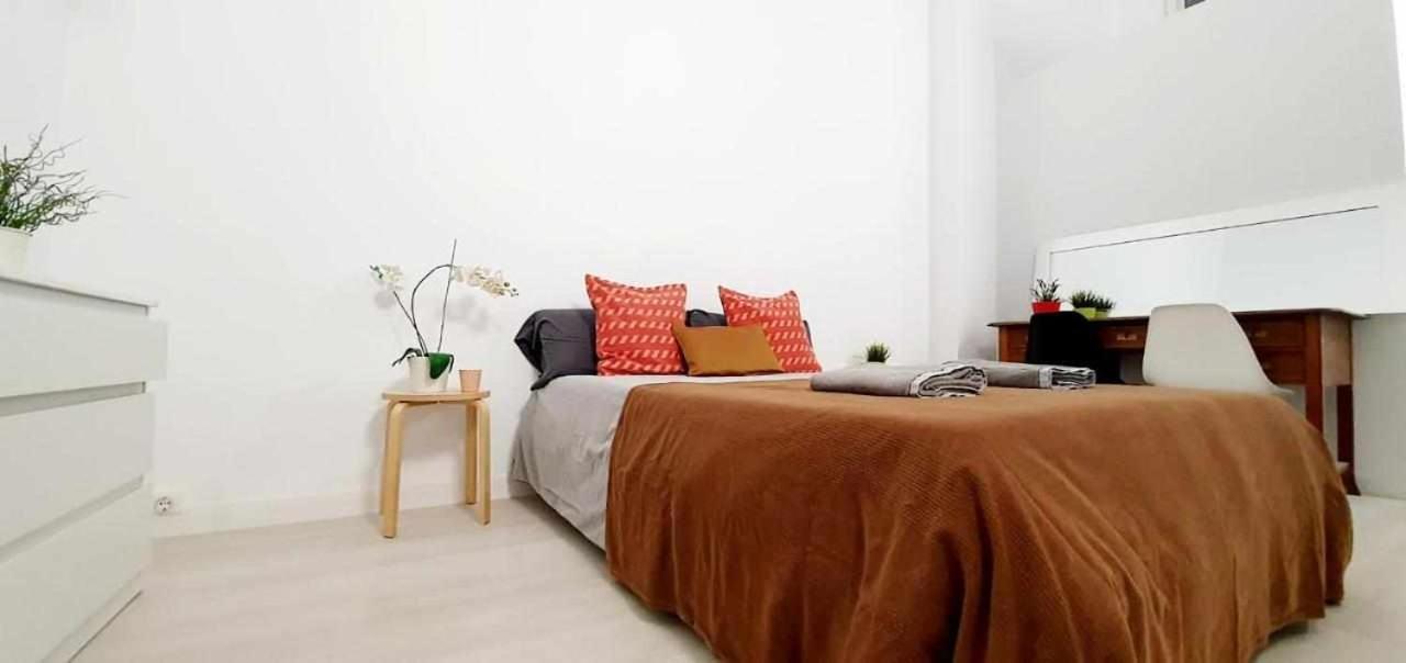 Hostal Urban Basic L'Hospitalet de Llobregat Esterno foto