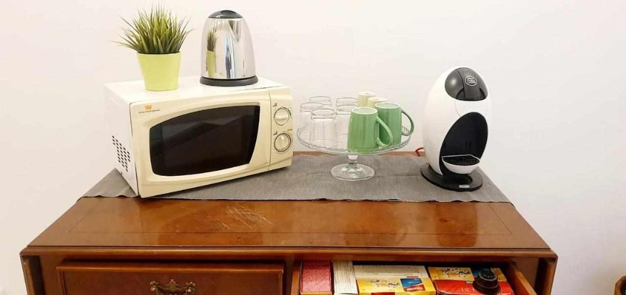 Hostal Urban Basic L'Hospitalet de Llobregat Esterno foto