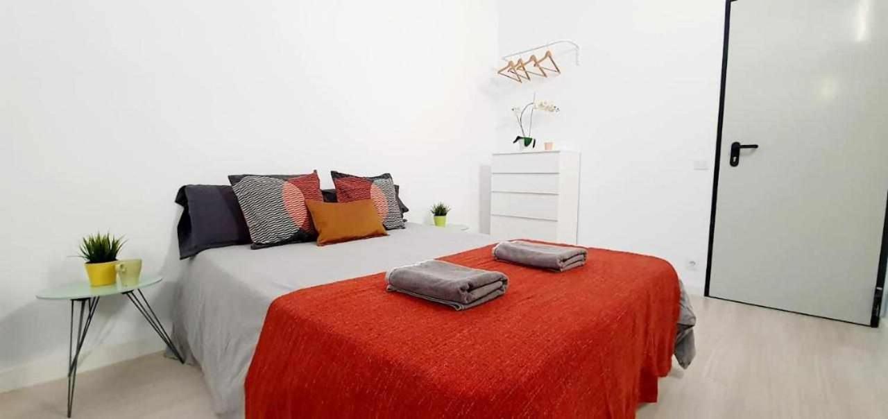 Hostal Urban Basic L'Hospitalet de Llobregat Esterno foto