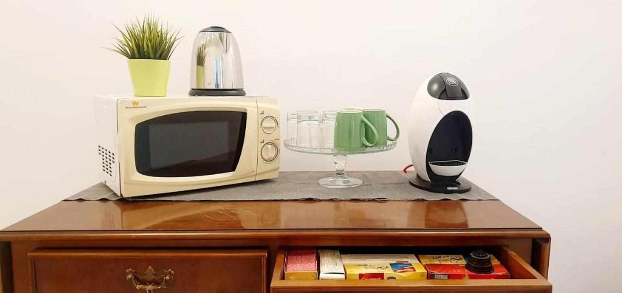 Hostal Urban Basic L'Hospitalet de Llobregat Esterno foto