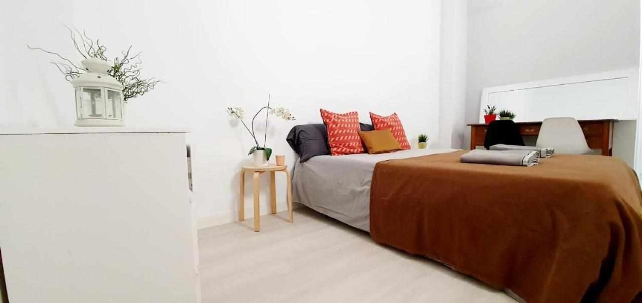 Hostal Urban Basic L'Hospitalet de Llobregat Esterno foto