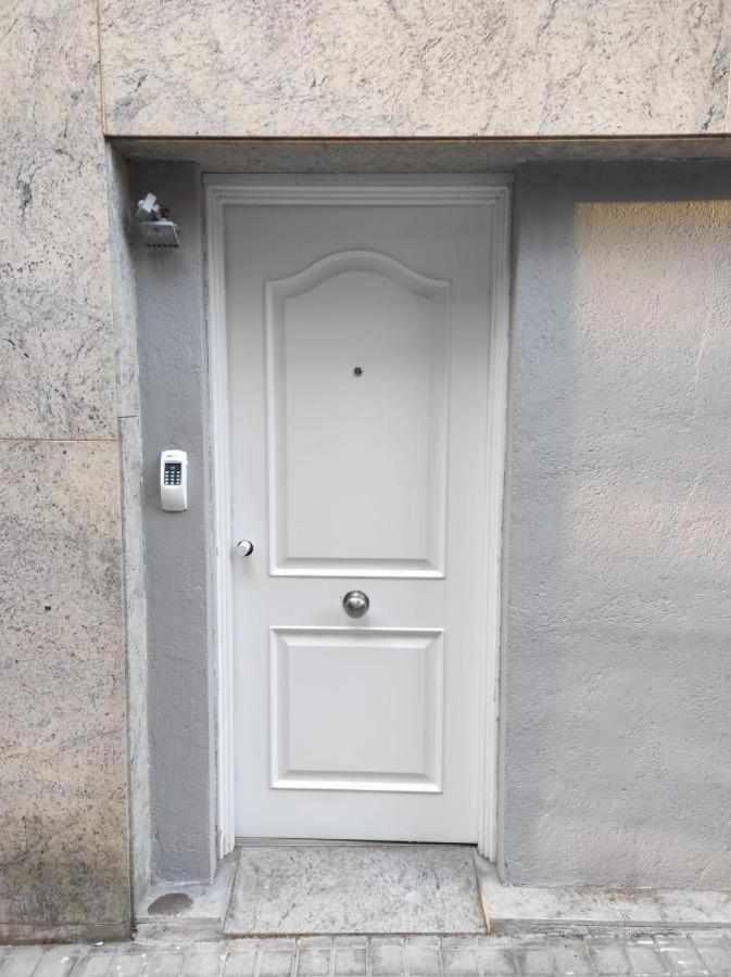 Hostal Urban Basic L'Hospitalet de Llobregat Esterno foto