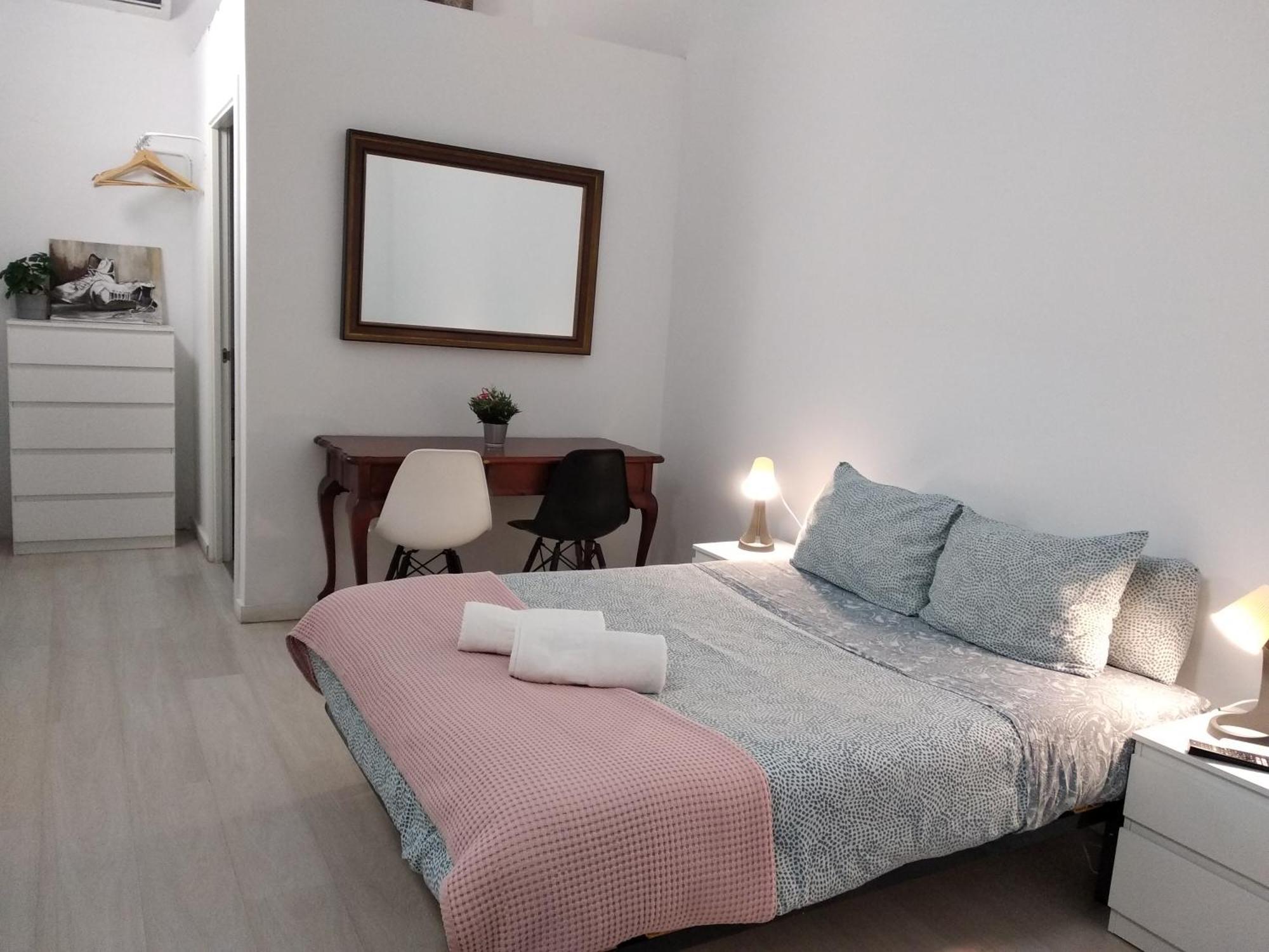 Hostal Urban Basic L'Hospitalet de Llobregat Esterno foto